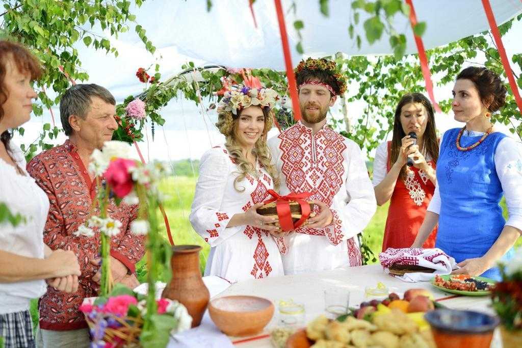Отличное летнее торжество – свадьба в деревенском стиле: оформление