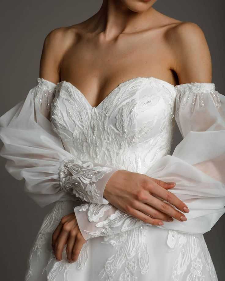 Свадебное платье с открытыми плечами и рукавами