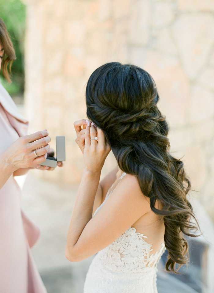 Прически на короткие волосы на свадьбу для невесты, мамы и подруг