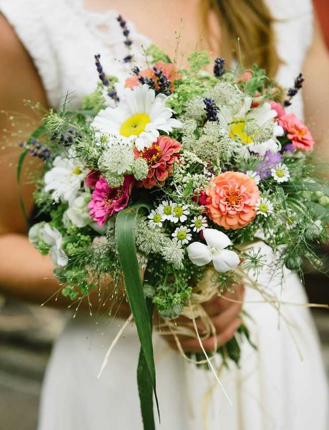 Свадебный букет из полевых цветов (45 фото): выбираем для невесты букет из дельфиниума