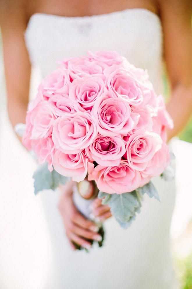 Красивый стильный свадебный букет из тюльпанов и ирисов, роз, пионов, фрезий