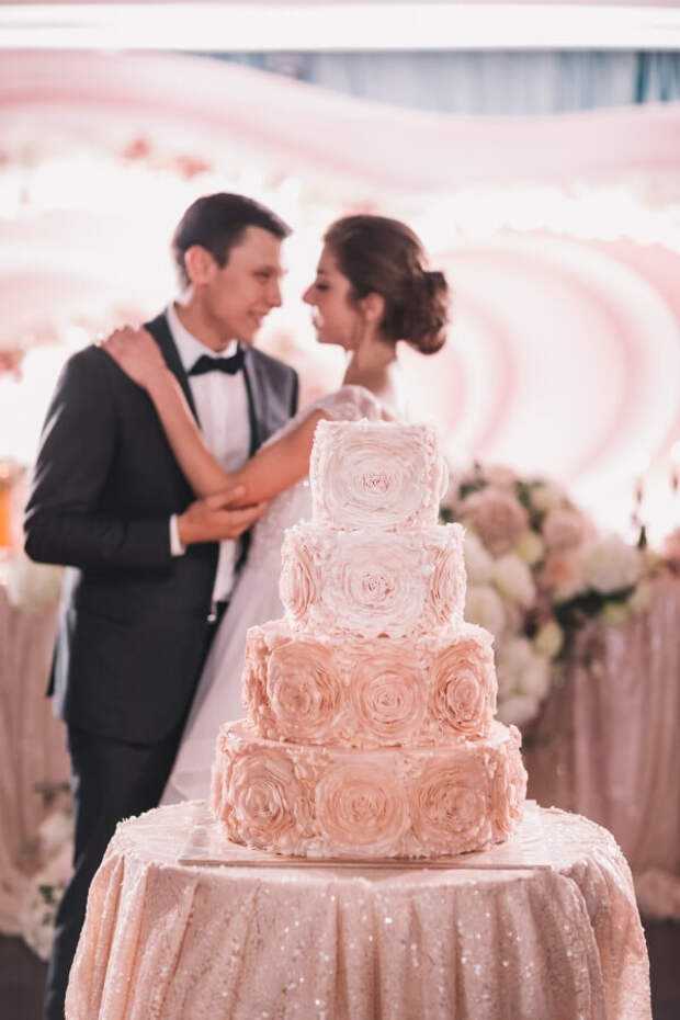 Свадебные торты трехъярусные представляют собой современное произведение искусства Такой десерт станет настоящей кульминацией праздника Что учитывать при выборе многоярусной выпечки на свадьбу