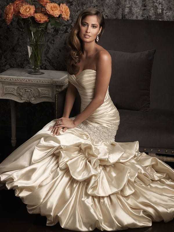 Свадебное платье цвета айвори какого цвета костюм жениха