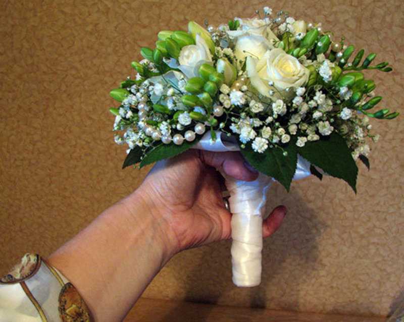 Как сделать оригинальный букет невесты из живых цветов?