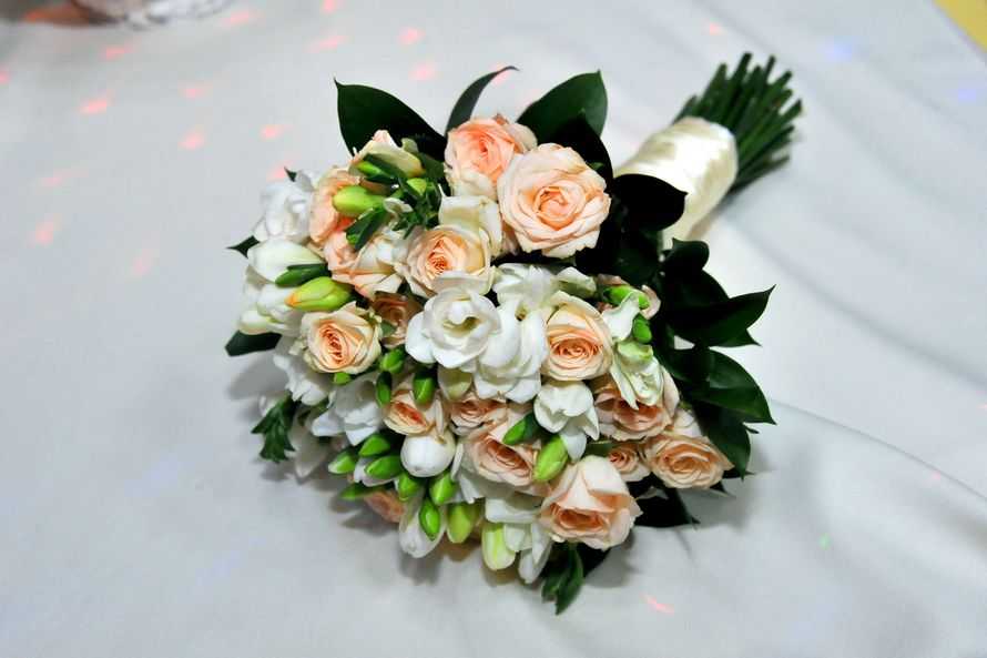 ᐉ букет из кустовых роз на свадьбу - красный, белый, с альстромерий - svadebniy-mir.su