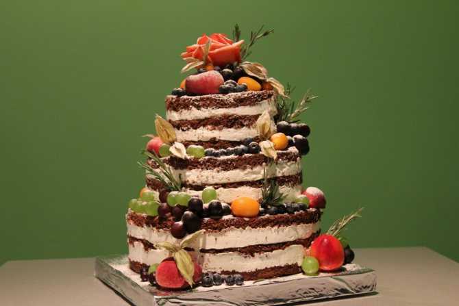 Свадебный торт с ягодами ?, фруктами & живыми цветами в [2021] – фото