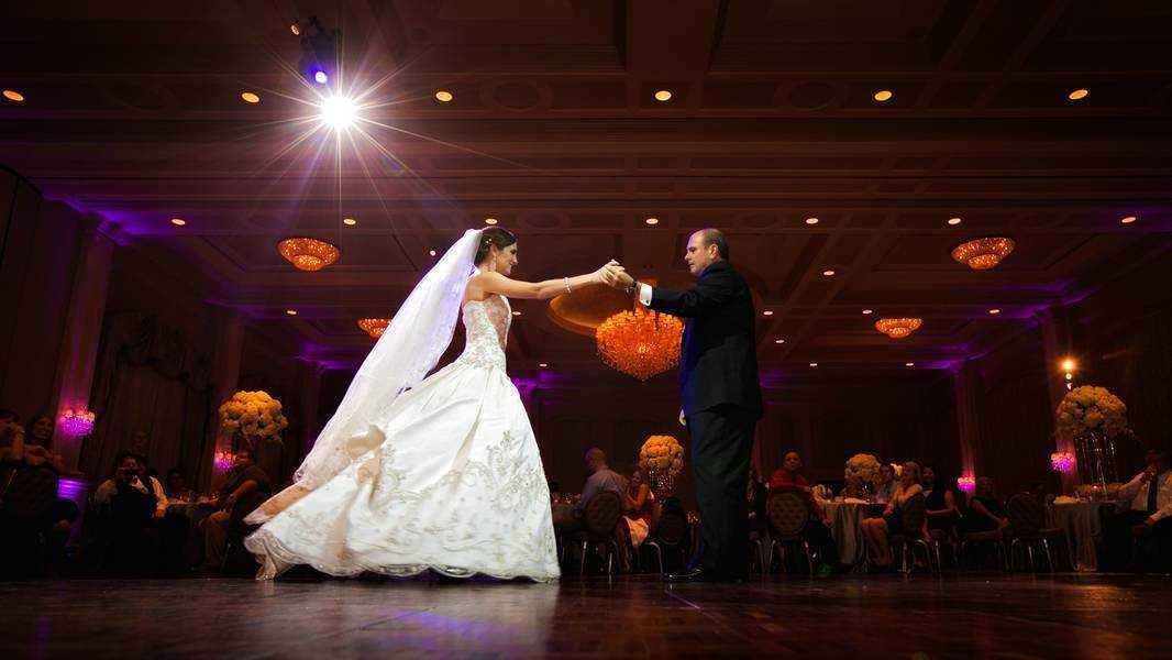 Первый танец жениха и невесты в загсе и на свадьбе: идеи, виды, выбор