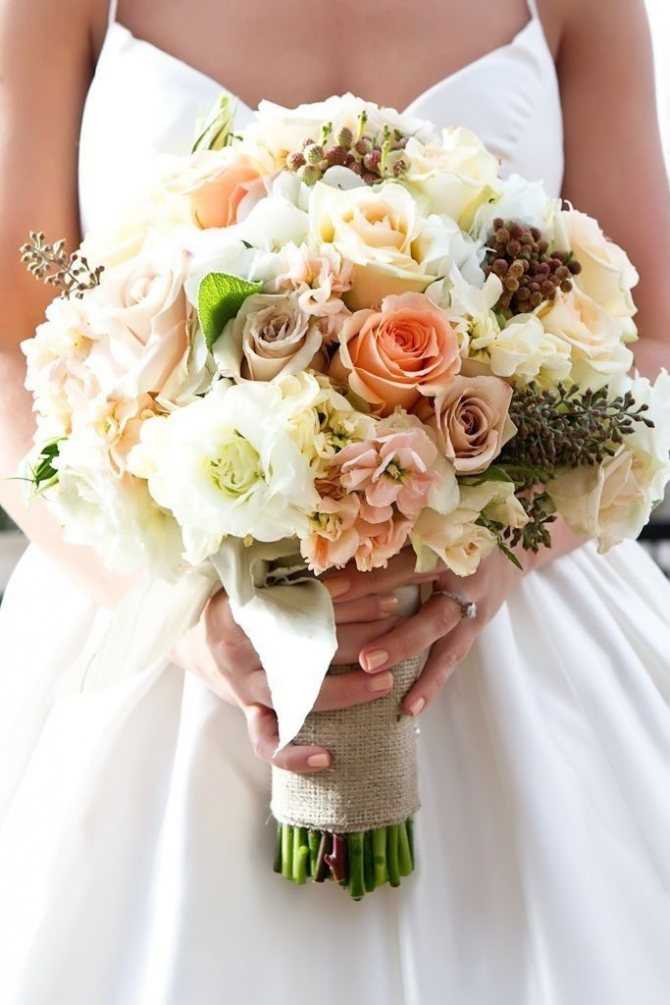 Букет невесты из тюльпанов: монобукет из белых и фиолетовых цветов, варианты композиций с розами, ирисами, пионами, фрезиями + множество фото