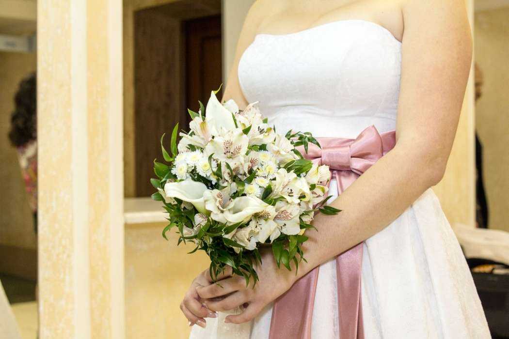 Осенний букет невесты 2020: цветы для свадебной композиции + фото модных вариантов на сентябрь, октябрь и ноябрь