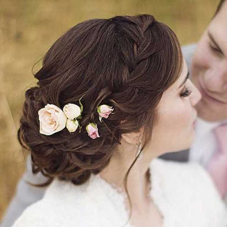 2021 прически на средние волосы для свадьбы гостям