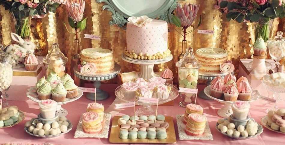 Кэнди бар на свадьбу может содержать различные сладости: всевозможные пирожные маршмэллоу конфеты орешки Узнайте где найти шаблоны и сколько стои