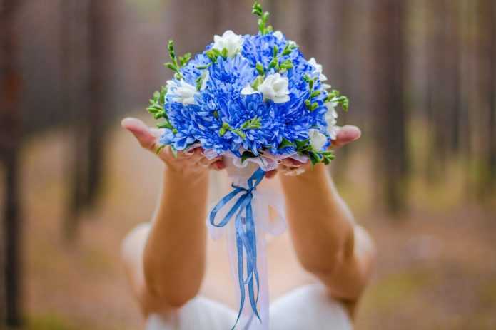 Голубой букет невесты: символика цвета, идеи с фото по составлению свадебной композиции в нежно-голубых тонах с полевыми цветами, бело-голубыми розами, пионами