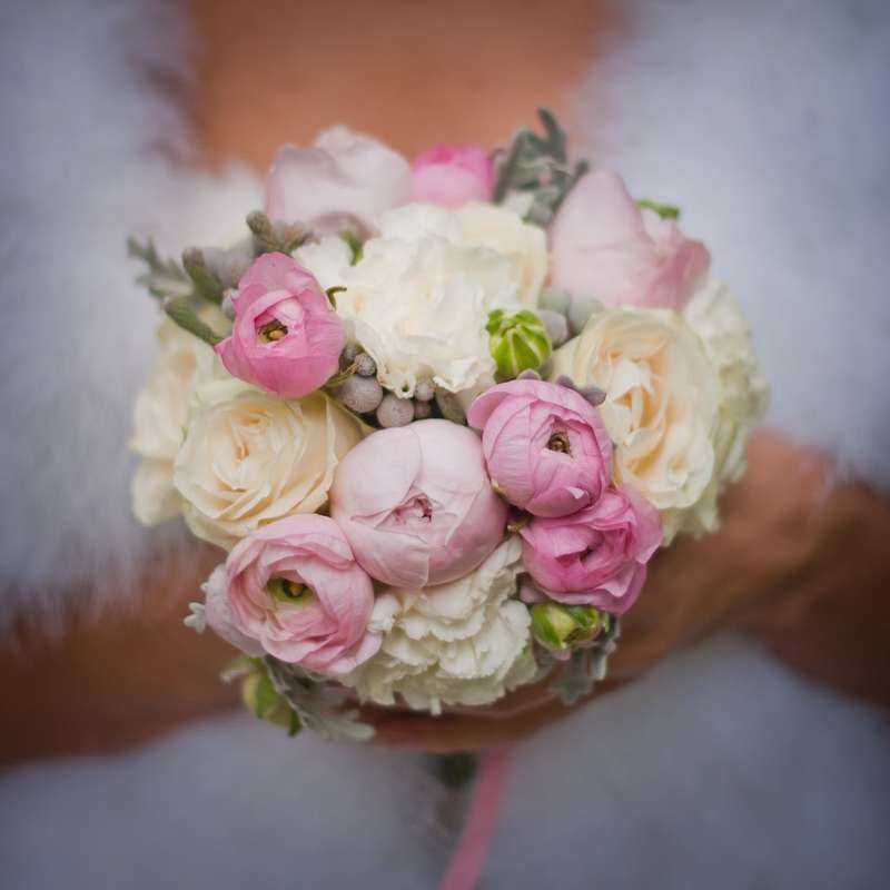 Цветы как дополнение образа невесты: виды свадебных букетов с фото и описаниями