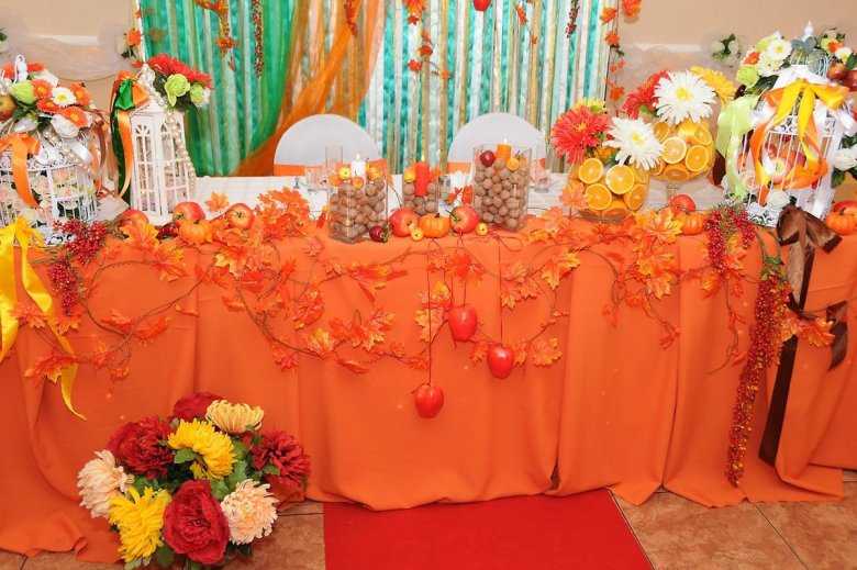 Осенняя свадьба: способы оформления банкетного зала, выбор места и атрибутики, идеи для стиля молодоженов, свадебного кортежа, торта