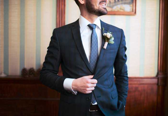 Мужские костюмы на свадьбу (150 фото): свадебные костюмы для мужчин, синий и белый, сколько стоит, молодежные