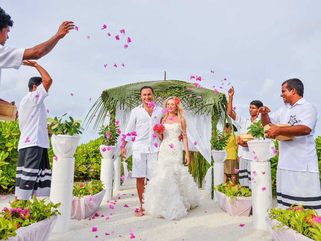 Свадьба за границей — официальная и символическая