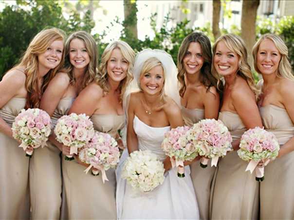 Подружки невесты (19 фото): каковы их обязанности? образы подружек невесты и их наряды для свадьбы, повязки и цветы на руки