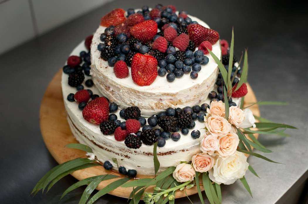Выбрать свадебный торт с фруктами не так легко как может показаться на первый взгляд Узнайте как правильно определить количество ярусов нужны ли подставки какой будет начинка оформление и декор