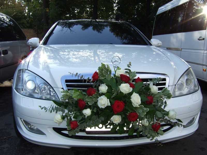 Прекрасные украшение машин гостей на вашей свадьбе