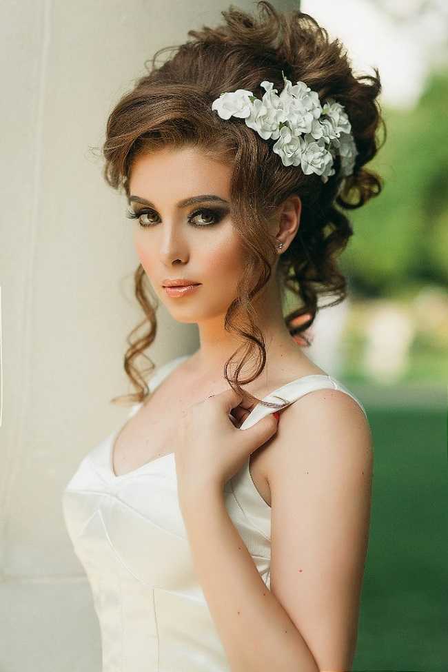 Свадебные прически с фатой (81 фото): варианты укладки волос невесты на свадьбу с челкой и короной, высокие прически с длинной фатой и собранные