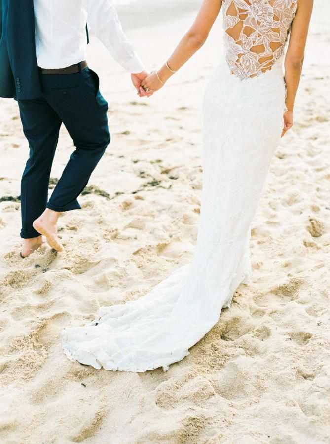 Пляжные свадебные платья – лучшие модели и украшения для пляжной церемонии