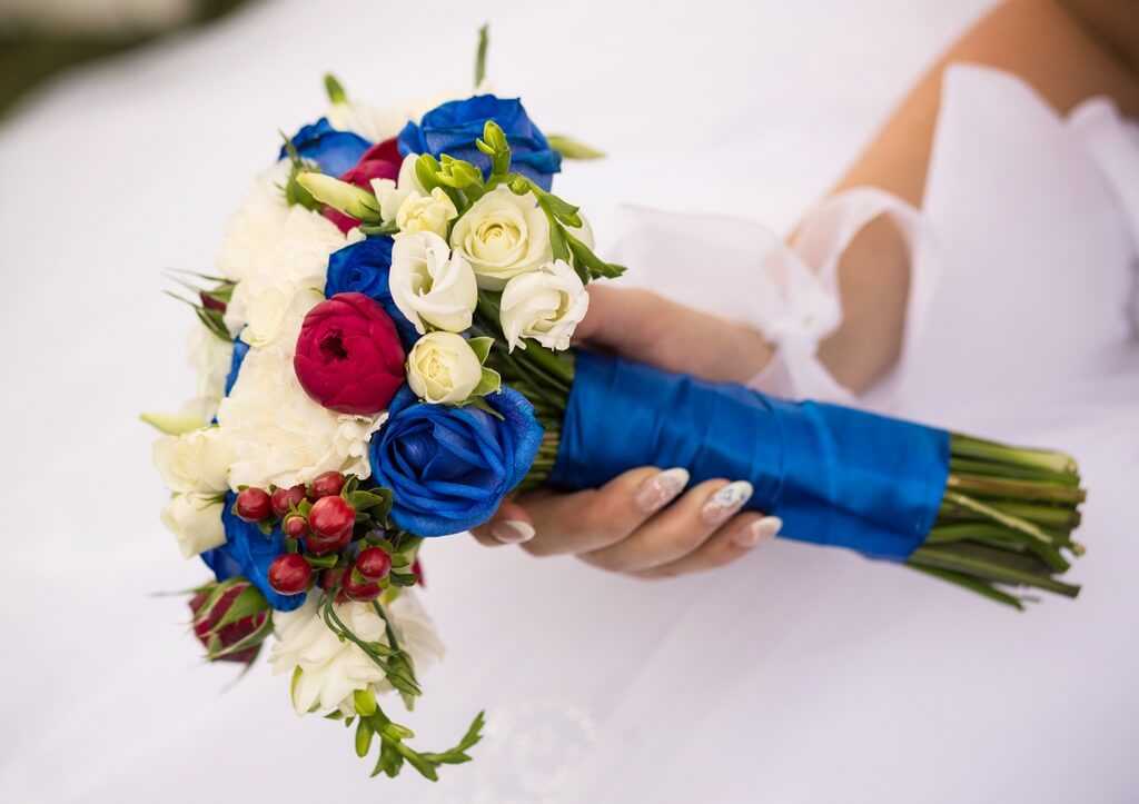 В оттенках удачи: из каких цветов составляют синий букет невесты