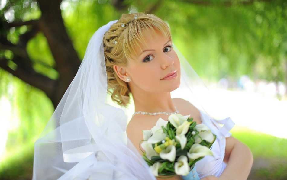 Свадебная прическа пучок: с фатой, с челкой, для длинных и средних волос (50 фото)