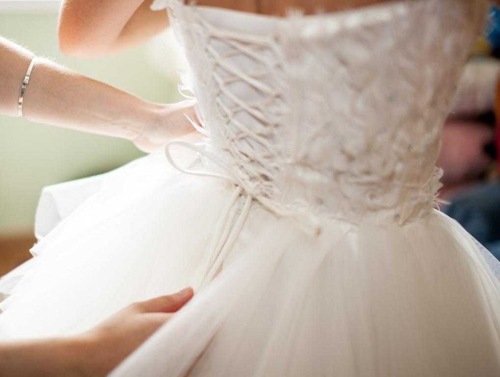 Кто шнурует платье невесте