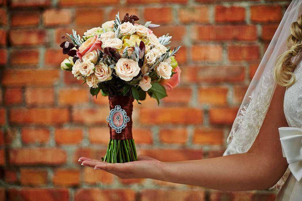 Советуют флористы: как подобрать форму букета под свадебное платье?