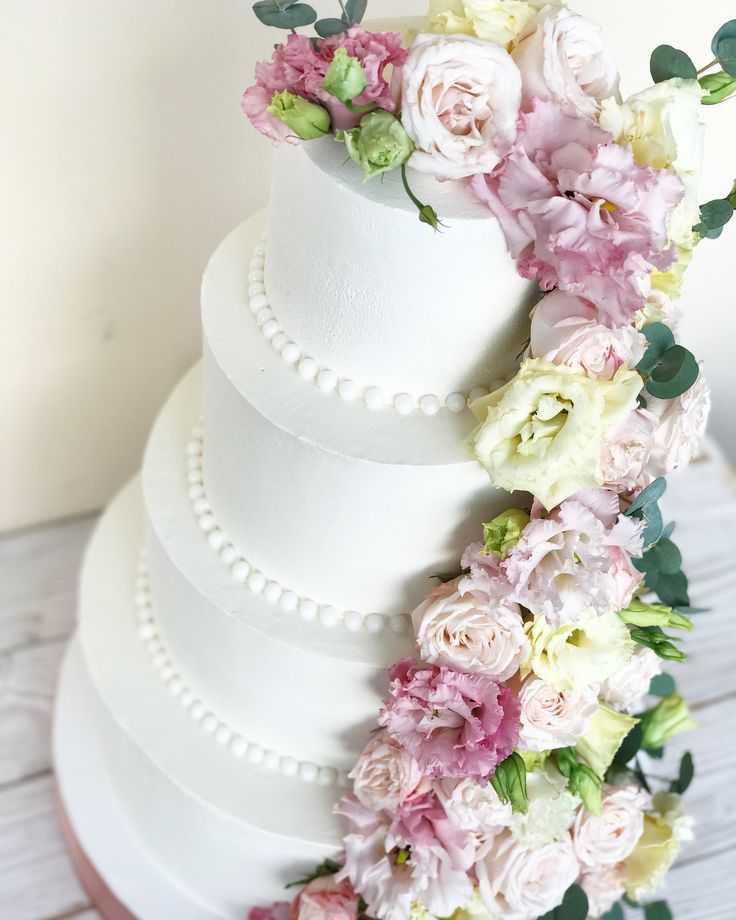 Свадебные торты с цветами - варианты декора и украшения с фото