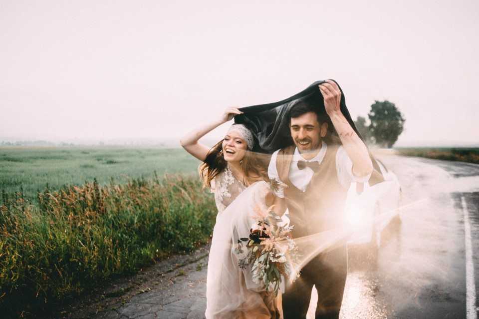 Дождь и свадебная фотосессия: как совместить несовместимое
