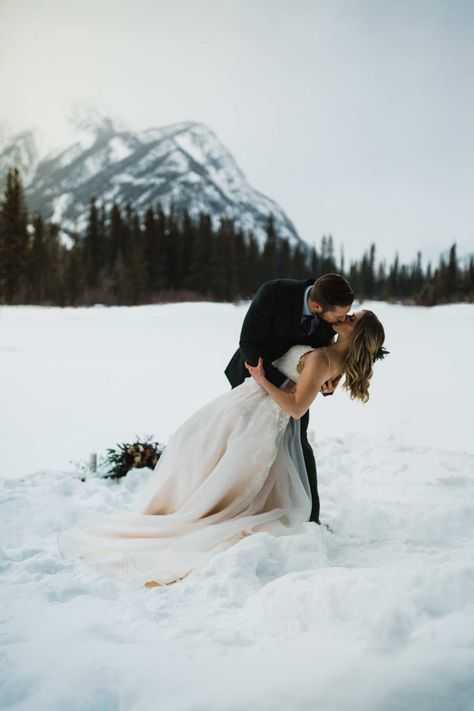 Свадьба зимой (78 фото): идеи для организации торжества, плюсы и минусы проведения зимнего мероприятия, образ невесты на свадебных фотографиях