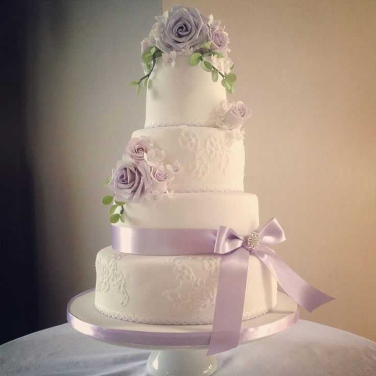 Двухъярусный (многоярусный) торт на свадьбу: плюсы и минусы, способы фиксации, сборки, хранения и перевозки тортов из 2 и 3 ярусов, стоимость, фото