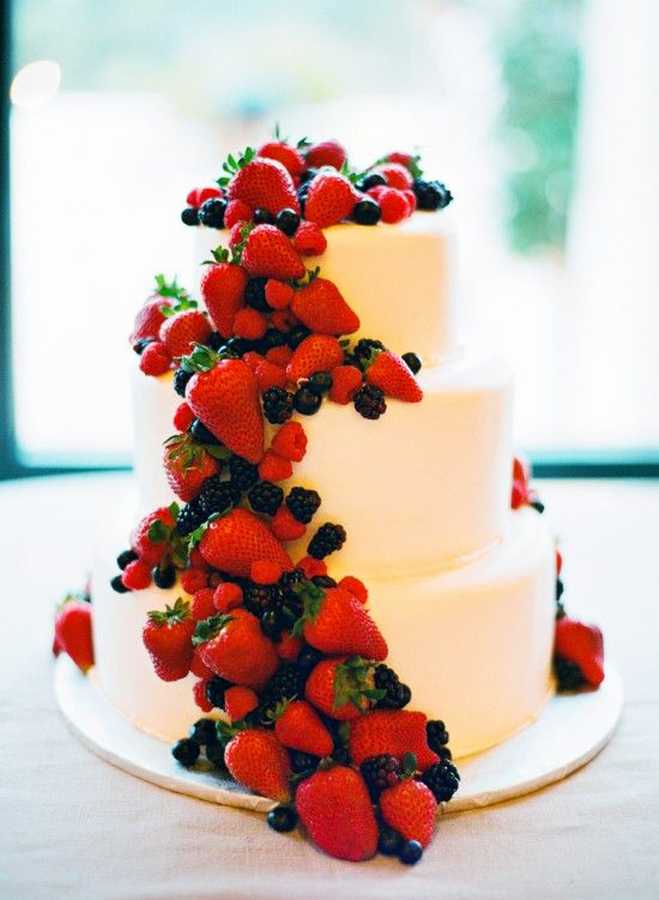 Свадебный торт с ягодами (49 фото): ягодный десерт на свадьбу, украшенный фруктами и цветами