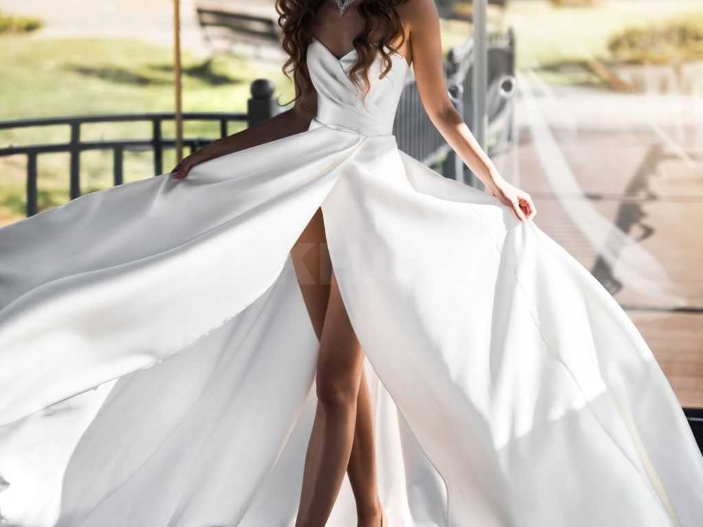 Примерка свадебного платья: как и с кем выбирать наряд