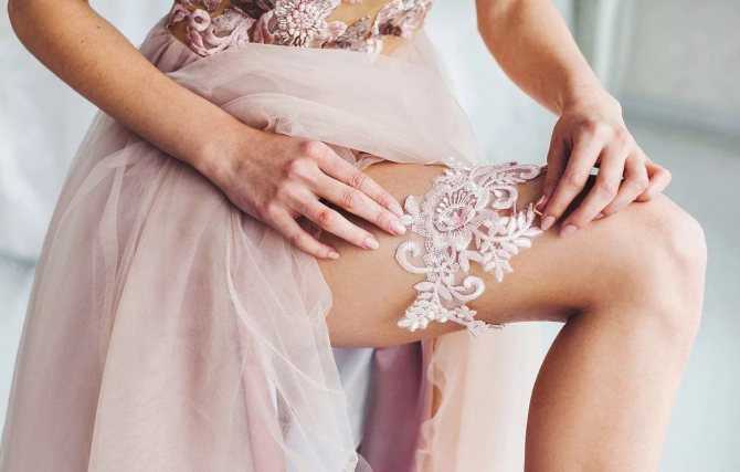 Подвязка невесты: зачем нужна, на какую ногу надевается и кто ее бросает?