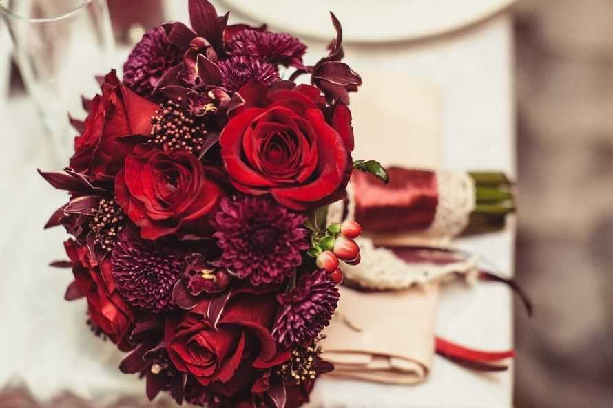 Свадебный букет из калл (73 фото): выбираем букет невесты на свадьбу из бордовых калл с белыми розами и красными фрезиями