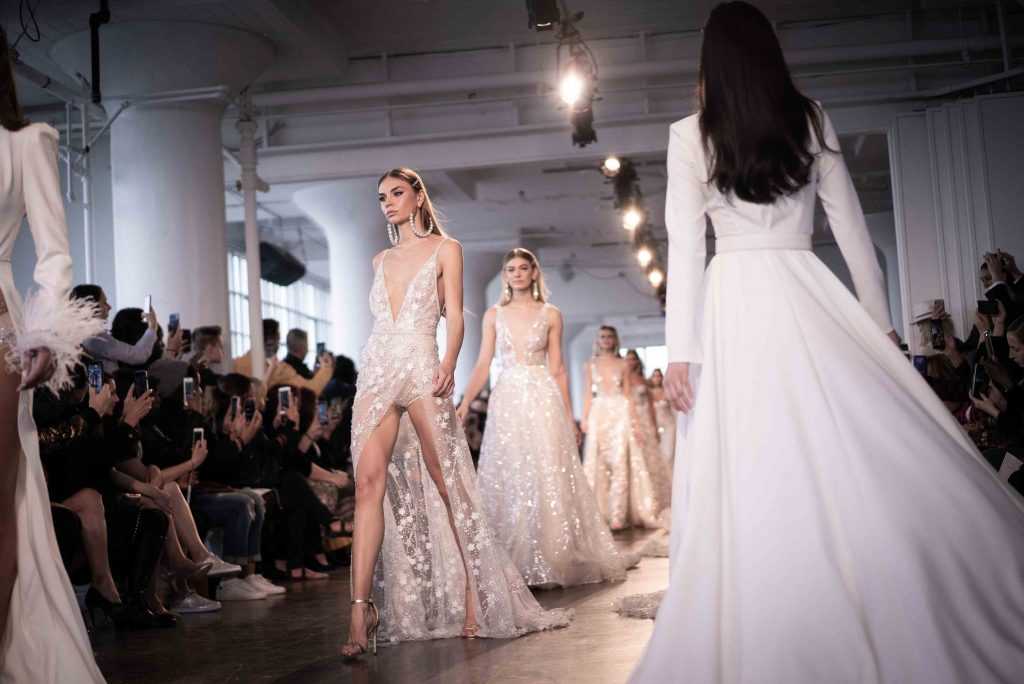 Модные свадебные тенденции 2018 года: платья, прически на фото