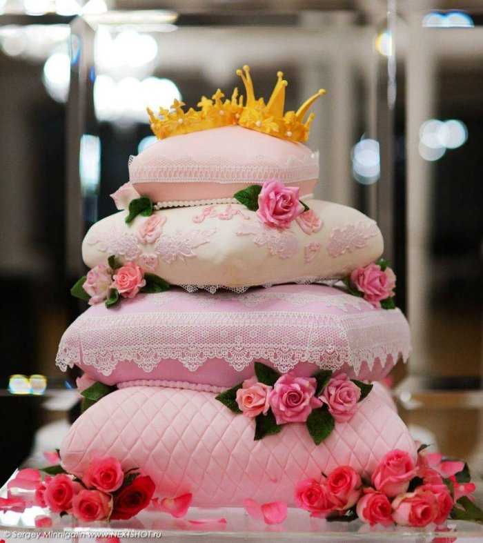 Торт «свадебный торт золотой цветок с красной лентой»: заказать по цене 890 руб./кг в кондитерской iris delicia