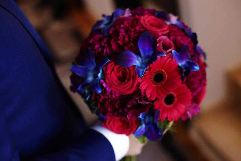 Синий букет невесты – оригинальный свадебный образ