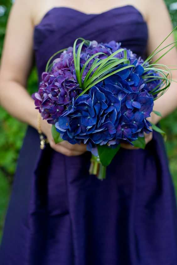 Синий букет невесты – оригинальный свадебный образ