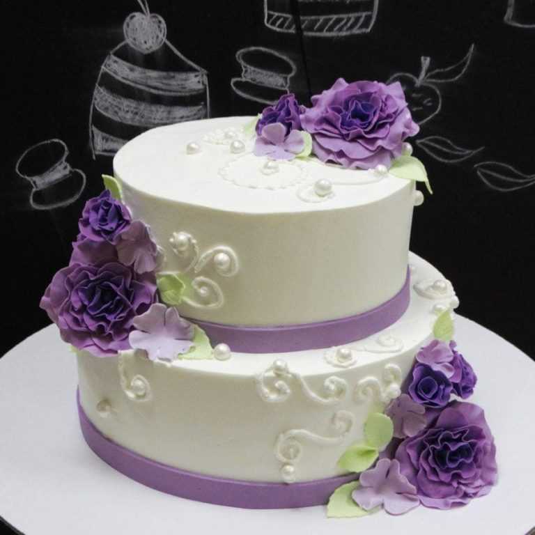 Фиолетовый свадебный торт с кремом и цветами