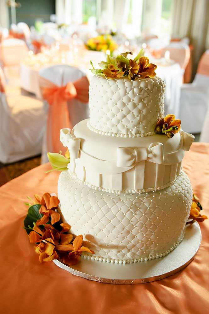 Одноярусный свадебный торт (36 фото): кремовый десерт на свадьбу в один ярус с живыми цветами