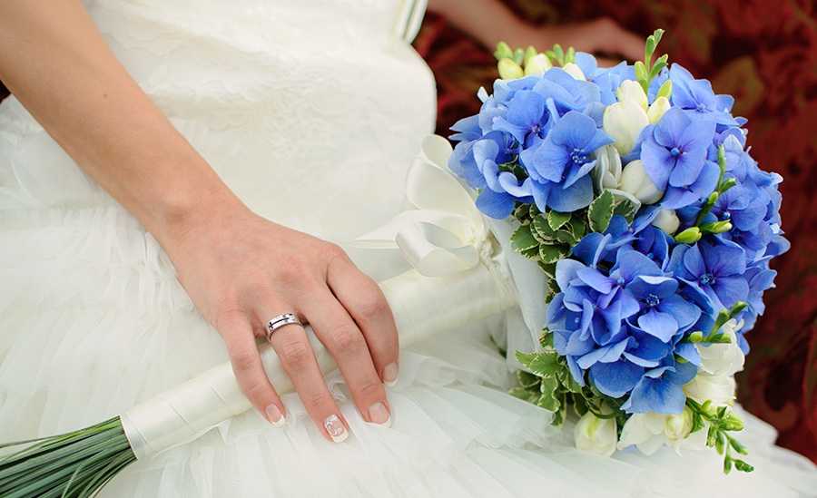 Синий свадебный букет невесты - какой выбрать и как сделать своими руками, фото