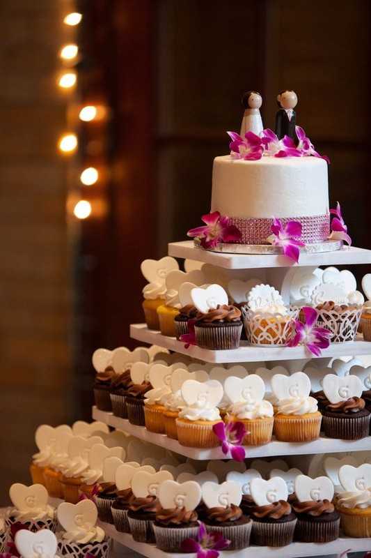 Предлагаем ознакомиться с оригинальными идеями украшения главного десерта торжества чтобы определиться и правильно выбрать кремовые свадебные торты
