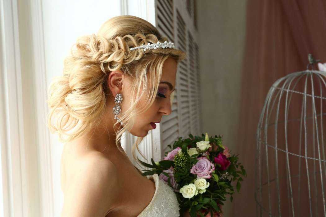 Свадебные прически с косами: рекомендации стилистов, как выбрать укладку, какие элементы использовать, как заплести греческую косу на бок, прически с фатой