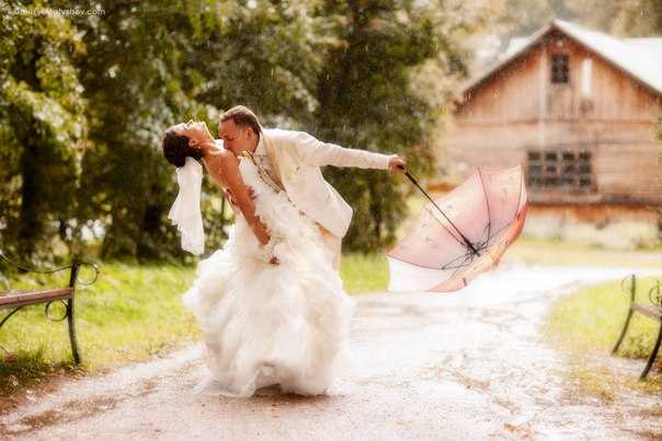 Свадьба в непогоду. как сохранить наряд невесты чистым?