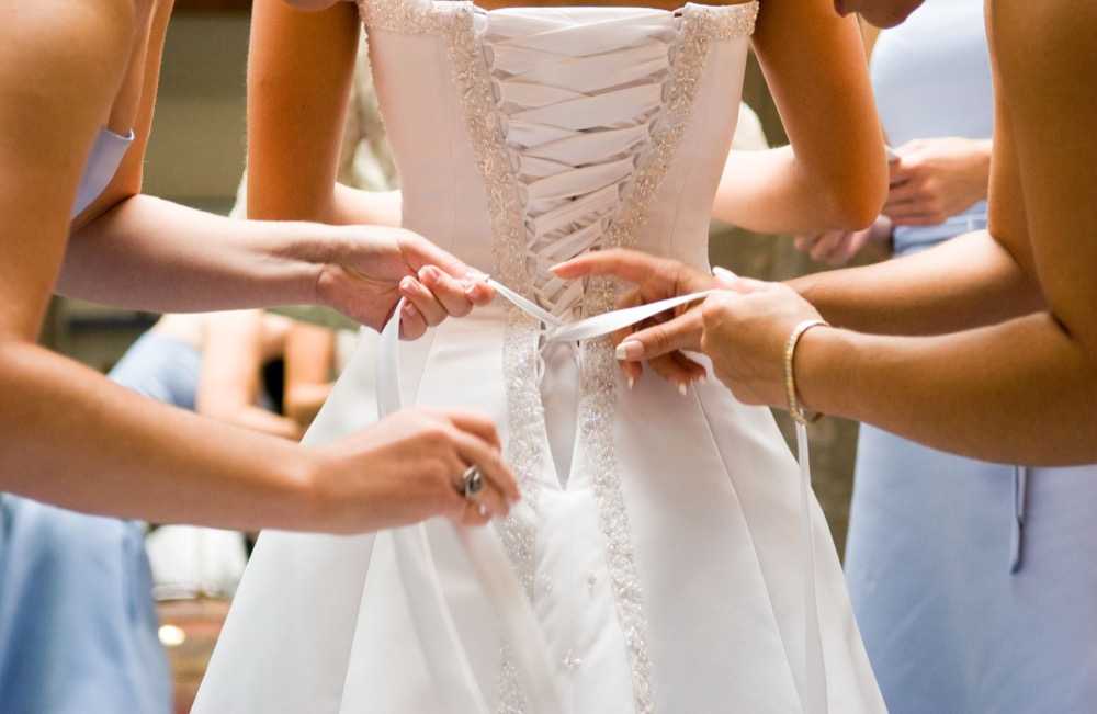 Приметы про свадебное платье: можно ли показывать жениху, давать примерять кому либо, наступить на платье - к чему это, красный или черный наряд на свадьбе