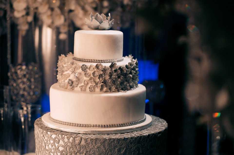 Многоярусные свадебные торты: подвесные, перевернутые, асимметричные