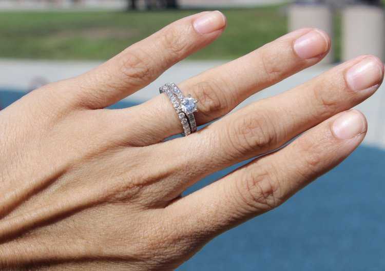 На каком пальце носят помолвочное кольцо (71 фото): на какой руке носят кольцо, подаренное на помолвке